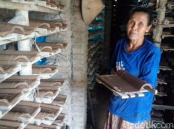 Tangan Terampil Kaum Ibu di Jepara Saat Produksi Genteng