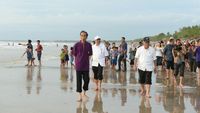 Foto: Gaya Santai Jokowi dan Menterinya Tinjau Pantai Kuta