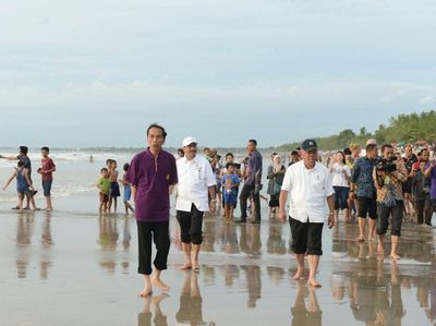 Foto: Gaya Santai Jokowi dan Menterinya Tinjau Pantai Kuta