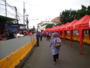 Tenda PKL Mulai Dipasang di Jalan Depan Stasiun Tanah Abang Tenda PKL Mulai Dipasang di Jalan Depan Stasiun Tanah Abang