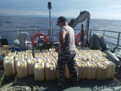Bakamla Tangkap Kapal Pengangkut 7.320 Liter Miras Cap Tikus