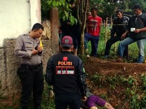 Geger Mayat Pria Pakai Bra di Kebun Bunga Sukabumi Geger Mayat Pria Pakai Bra di Kebun Bunga Sukabumi