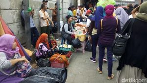 Foto: Sempat Steril, Trotoar Tanah Abang Lagi-lagi Diisi PKL
