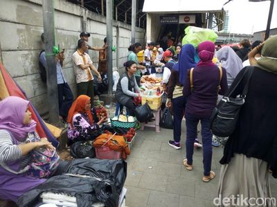 Foto: Sempat Steril, Trotoar Tanah Abang Lagi-lagi Diisi PKL