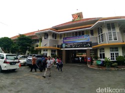 2 Positif Corona, Puluhan Karyawan PT Sampoerna Test Swab di RSU Soetomo