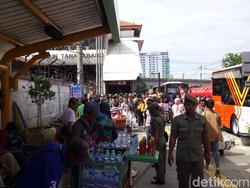 PKL Masih Bertahan di Trotoar Tanah Abang, Satpol PP Turun Tangan