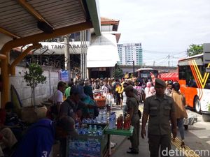 PKL Masih Bertahan di Trotoar Tanah Abang, Satpol PP Turun Tangan PKL Masih Bertahan di Trotoar Tanah Abang, Satpol PP Turun Tangan