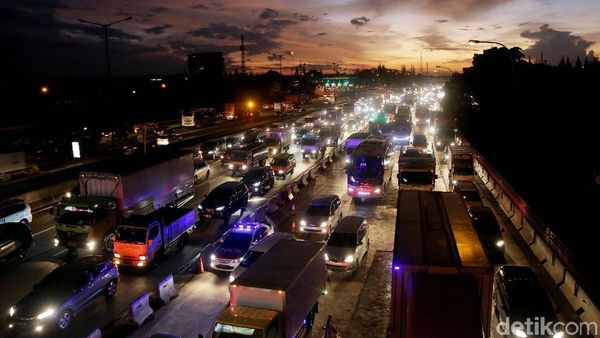 Foto: Jelang Libur Natal, Tol Jakarta-Cikampek Padat Merayap