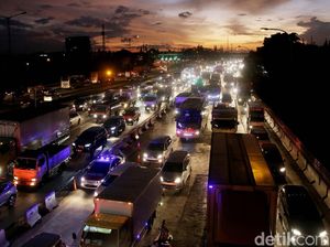 Foto: Jelang Libur Natal, Tol Jakarta-Cikampek Padat Merayap