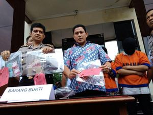 Karaoke di Malang Sediakan Striptis, 2 Orang Ditetapkan Tersangka Karaoke di Malang Sediakan Striptis, 2 Orang Ditetapkan Tersangka