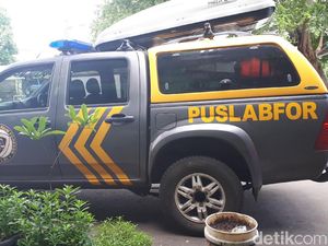 Puslabfor Polri Datangi SMPN 32 Tambora yang Roboh Puslabfor Polri Datangi SMPN 32 Tambora yang Roboh