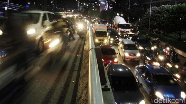 Semakin Malam, Jalan Gatot Soebroto Semakin Padat