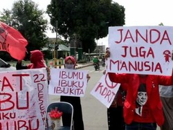 Hari Ibu, Mahasiswa Sulsel Bentangkan Poster Janda Juga Manusia