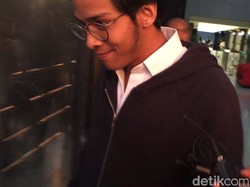 8,5 Jam Diperiksa KPK, Rheza Herwindo Putra Novanto Hanya Senyum