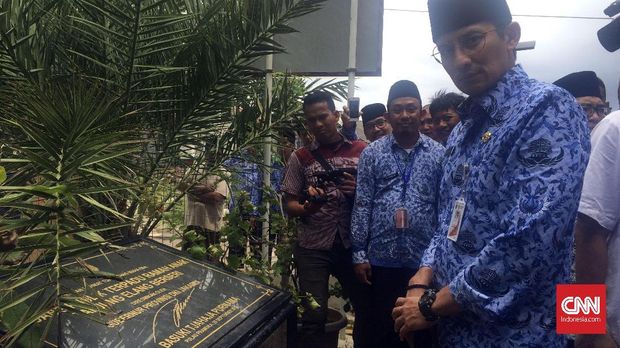 Wakil Gubernur DKI Jakarta Sandiaga Uno saat melihat tugu RPTRA Tanjung Elang Berseri di Pulau Pramuka, Kepulauan Seribu, yang ditandatangani oleh bekas Gubernur DKI Basuki Tjahja Purnama alias Ahok.