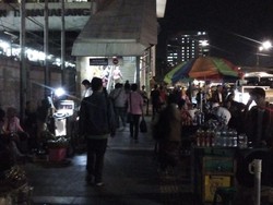 Jalan Sudah Dibuka Lagi, Begini Suasana PKL di Trotoar Tanah Abang