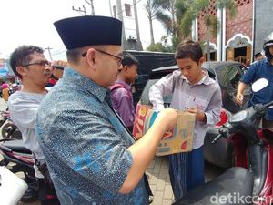 Peringati Hari Ibu, Sudirman Said Bagikan 1.000 Bungkus Susu di Brebes