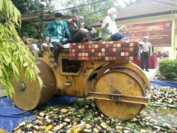 Tokoh Banten-Gorontalo Lindas Ribuan Botol Miras dengan Compactor