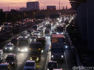Ruas Tol Jakarta-Cikampek Masih Padat, Volume Kendaraan Meningkat Ruas Tol Jakarta-Cikampek Masih Padat, Volume Kendaraan Meningkat
