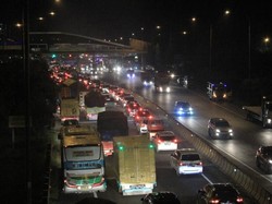 Tol Cikampek Arah Jakarta Macet, Contraflow Diberlakukan