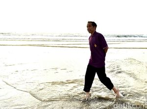 Foto: Potret Santai Jokowi dan Menterinya Nyeker sampai Ngopi di Kuta