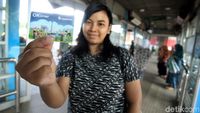 Melihat Penumpang Pakai OK Otrip di Halte Penas Halim