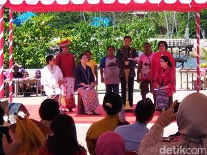 Saat Jokowi Ganti 4 Menteri Perempuan dengan Mama-mama Papua Saat Jokowi Ganti 4 Menteri Perempuan dengan Mama-mama Papua