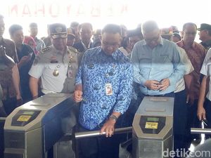 Saat Anies Naik KRL Pakai Kartu OK Otrip