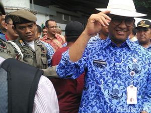 Tiba di Tanah Abang, Anies Diberi Topi Koboi oleh Lulung