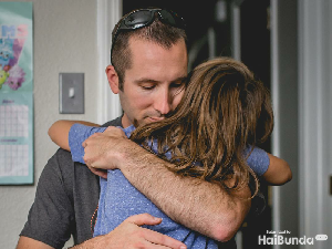 Pelukan Hangat Seorang Ayah untuk Buah Hatinya