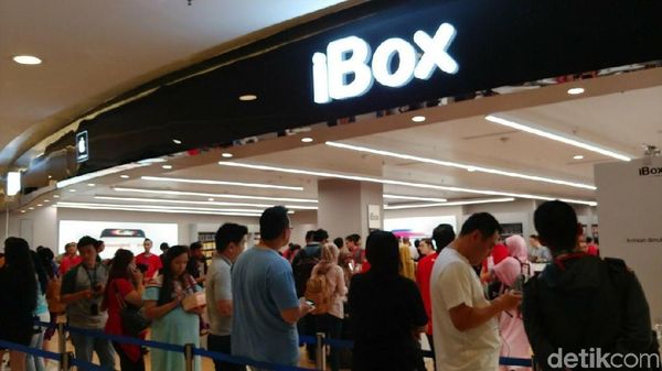 Orang Jakarta Banyak yang Rela Antre Beli Ponsel Rp 20 Juta