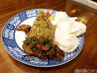 Sagoo Kitchen: Gurih Mantap! Nasi Goreng Kunyit Ayam Bledos di Resto Jadoel