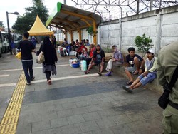 Ada Spanduk Larangan Berjualan di Atas Trotoar di Tanah Abang