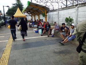Ada Spanduk Larangan Berjualan di Atas Trotoar di Tanah Abang Ada Spanduk Larangan Berjualan di Atas Trotoar di Tanah Abang