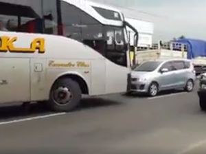 Salut! Sopir Ertiga Berani Hadang Bus yang Lawan Arus