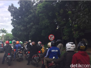 Pemotor Lawan Arus di Lebak Bulus Pemotor Lawan Arus di Lebak Bulus