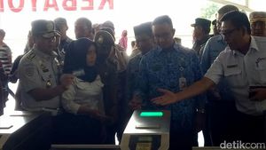 Foto: Pakai OK Oktrip, Begini Momen Anies Naik KRL ke Tanah Abang