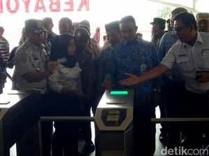 Foto: Pakai OK Oktrip, Begini Momen Anies Naik KRL ke Tanah Abang