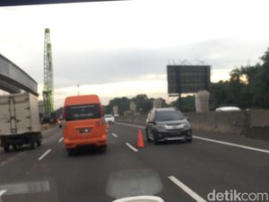 Contraflow di Tol Cikarut, Jalur Cikampek Arah Jakarta Tersendat Contraflow di Tol Cikarut, Jalur Cikampek Arah Jakarta Tersendat