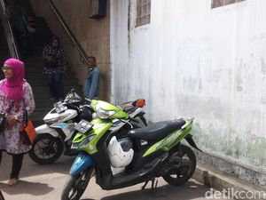 Ada Pemotor Melintas di Trotoar Stasiun Tanah Abang