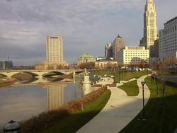 Melihat Jalur Sepeda di Tepian Sungai Amerika Serikat yang Asri