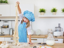 Agar Masak Bersama Anak Makin Menyenangkan, Ini Tips Ahli Nutrisi