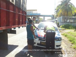 Polisi Tilang Puluhan Truk Besar yang Melintas di Tol Cikampek