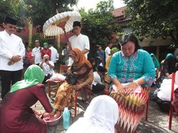 Momen Murid SD Basuh Kaki Ibu di Hari Ibu