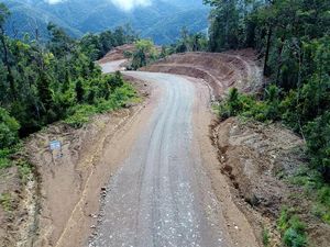 Wow, Jokowi Bangun Jalan Meliuk Tembus Belantara Papua Wow, Jokowi Bangun Jalan Meliuk Tembus Belantara Papua