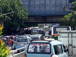 Penataan Tanah Abang Menutup Jalan, Lalin Depan Blok G Macet
