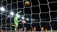 Mignolet dinilai terlalu lemah dalam memperlihatkan usaha mengantisipasi bola dan harusnya bisa lebih sigap lagi. (Foto: Eddie Keogh/Reuters)