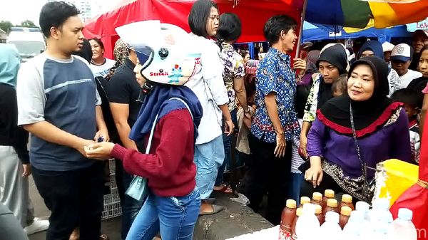 Begini Saat Emak-emak Nyasar Naik Motor di Tanah Abang