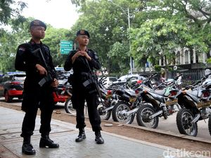 Pengamanan Maksimal Gereja Katedral Jelang Natal Pengamanan Maksimal Gereja Katedral Jelang Natal