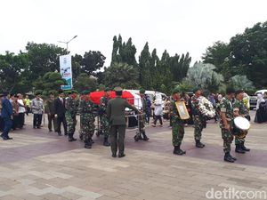 Jenazah Eks Pimpinan KPK Sjahruddin Rasul Dimakamkan di TMP Kalibata Jenazah Eks Pimpinan KPK Sjahruddin Rasul Dimakamkan di TMP Kalibata